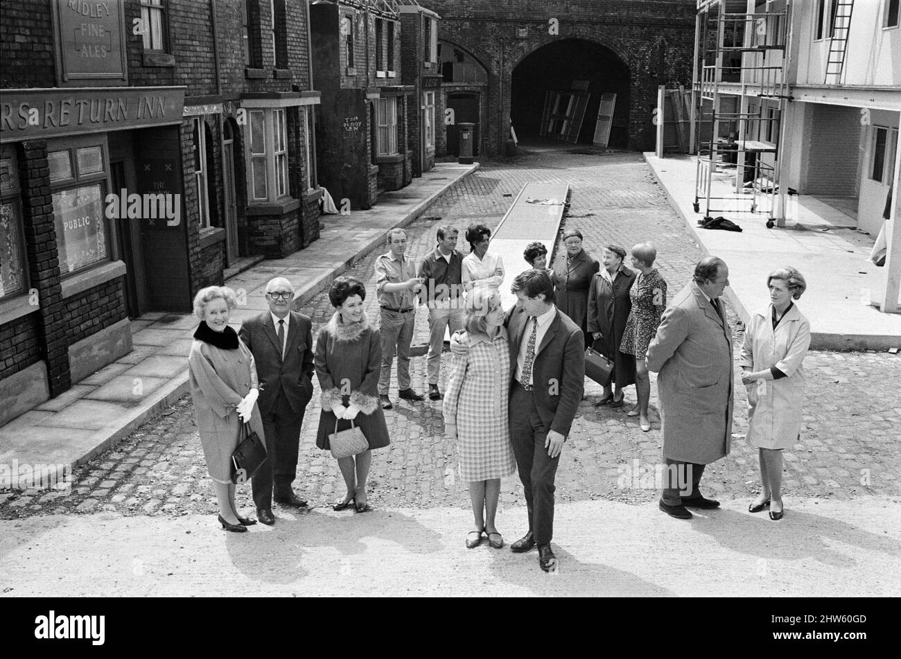 Eine neue Straßeneinstellung für die „Coronation Street“. Granada TV hat ein Outdoor-Set für einige der Szenen gebaut. Im Bild sind die Darsteller: Gerry Booth (Graham Haberfield), Len Fairclough (Peter Adamson), Elsie Tanner (Pat Phoenix), Lucille Hewitt (Jennifer Moss), Ena Sharples (Violet Carson), Millie Caldwell (Margot Bryant), Jenny Sutton (Mitzi Rogers), Annie Walker (Doris Speed), Jack Walker (Arthur Leslie Derlow), Anne Barbyshire (Eileen) (William Roache), Leslie Clegg (John Sharpe) und Margaret Clegg (Irene Sutcliffe). 18. Mai 1968. Stockfoto