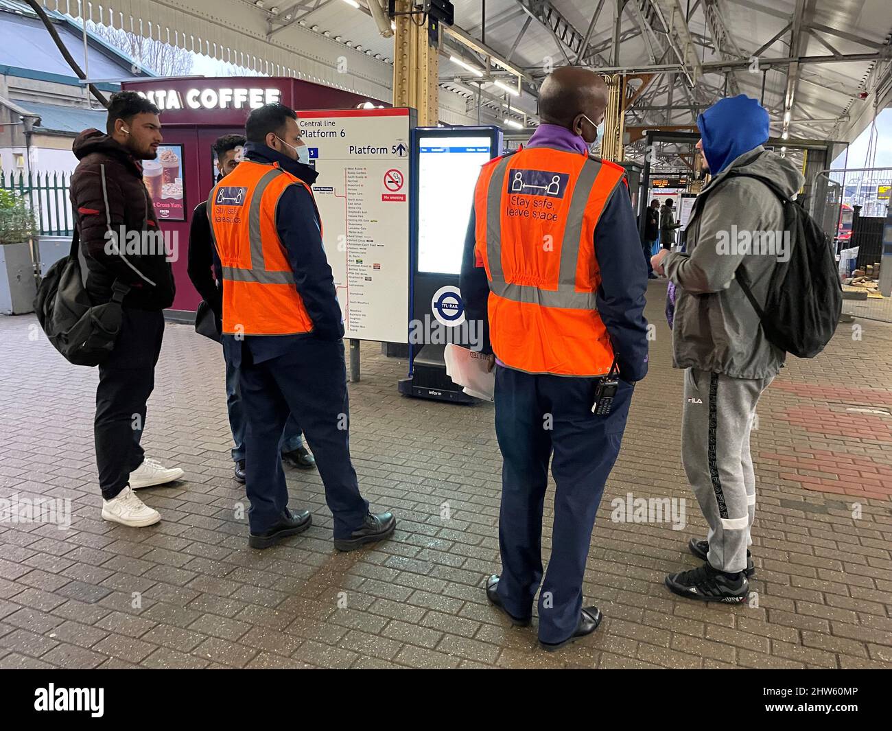Pendler warten heute Morgen darauf, dass die Londoner U-Bahn-Dienste wieder aufgenommen werden, nachdem die Gewerkschaft Rail, Maritime and Transport (RMT) gestern den Streiktag über das Netz gestartet hat. Bilddatum: Freitag, 4. März 2022. Stockfoto
