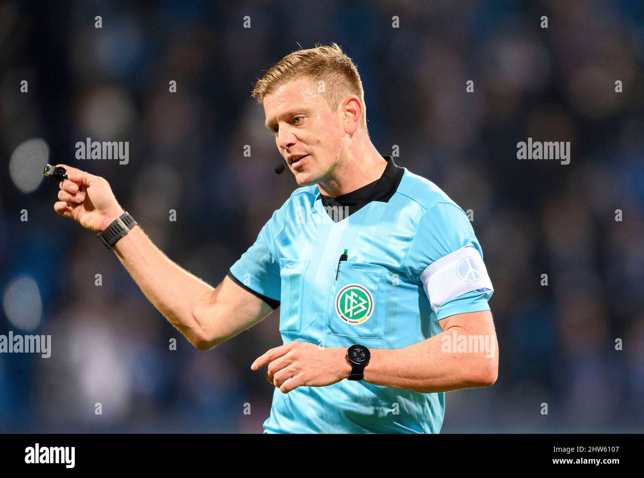 Schiedsrichter Robert SCHROEDER (Schröder) mit Armband mit dem Friedenszeichen darauf, Frieden, gegen den Krieg in der Ukraine, Fußball DFB Cup Viertelfinale, VfL Bochum (BO) - SC Freiburg (FR) 1:2 NV, am 2.. März 2022 in Bochum/Deutschland. Â Stockfoto