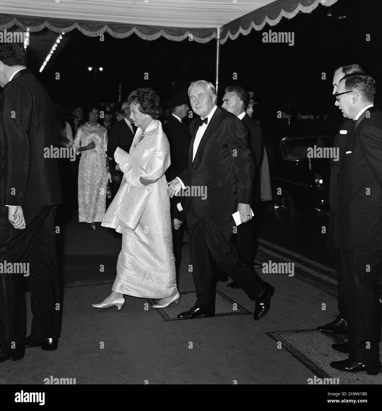 Der Royal Charity Premier von „Oliver!“ In Anwesenheit der Königlichen Hoheit Prinzessin Margaret und Lord Snowdon, unterstützt durch den NSPCC, gesponsert vom Variety Club. Premierminister Harold Wilson trifft mit Frau Wilson zum Premierminister ein. Odeon Theatre, Leicester Square. 26.. September 1968. Stockfoto