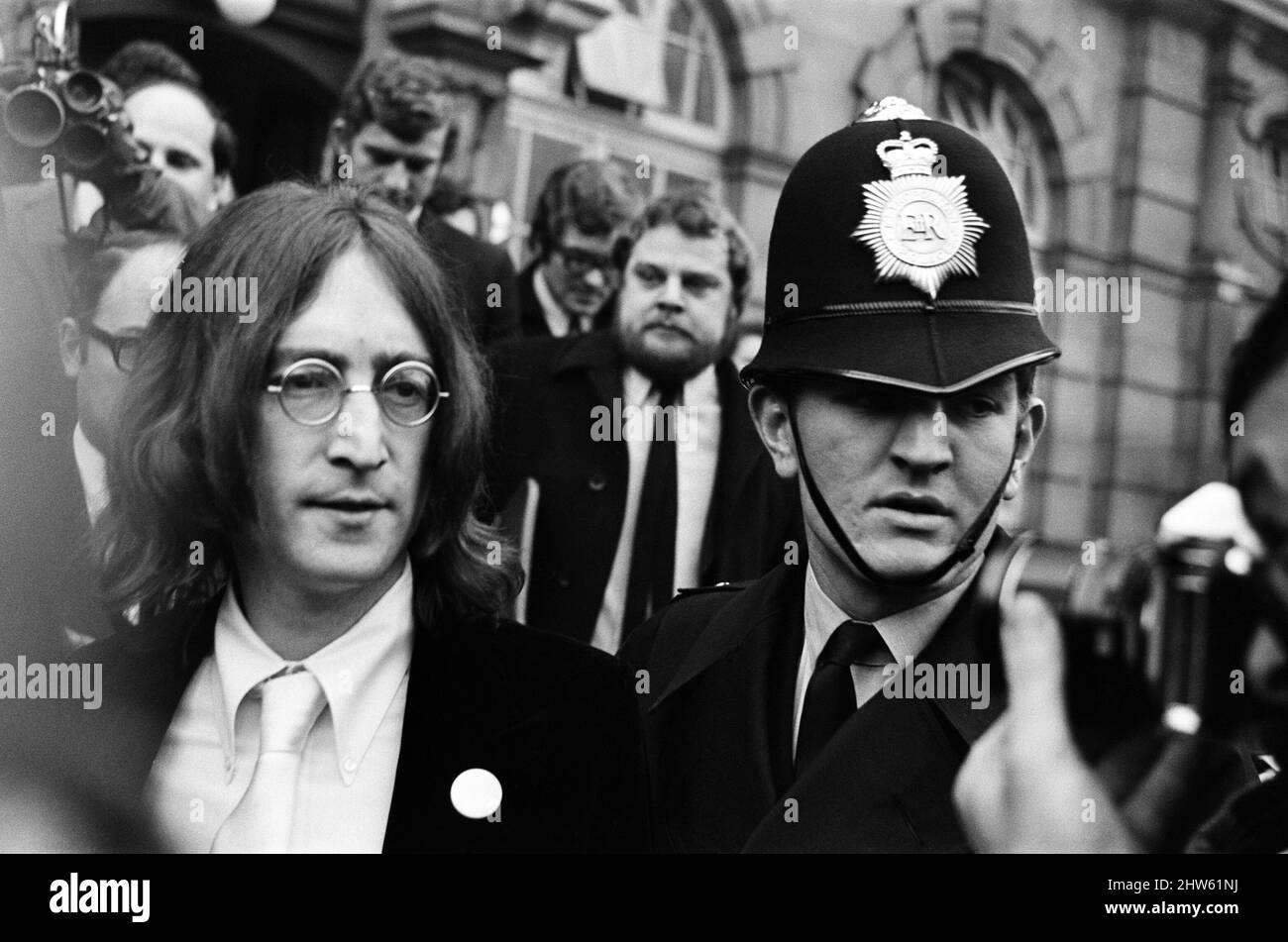 John Lennon vor dem Amtsgericht von Marylebone. Er plädierte für schuldig an Cannabisbesitz. 28.. November 1968. Stockfoto