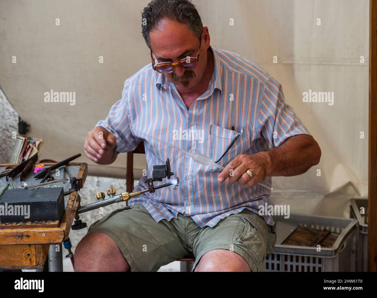 Malè, Italien - 22. Juli 2011: Glasmeister zeigt seine Kunst auf einer Landwirtschaftsmesse unter freiem Himmel. Stockfoto