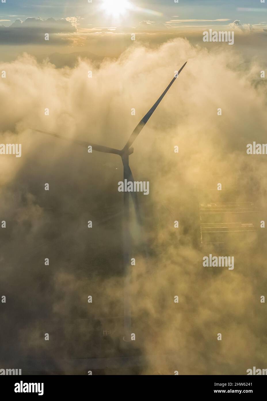 Luftaufnahme von Windmühle oder Windpark im Nebel in CAU DAT Stadt, Da Lat Stadt, Lam Dong, Vietnam Stockfoto