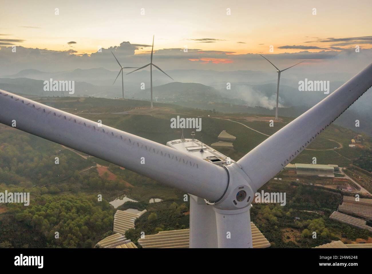 Luftaufnahme von Windmühle oder Windpark im Nebel in CAU DAT Stadt, Da Lat Stadt, Lam Dong, Vietnam Stockfoto