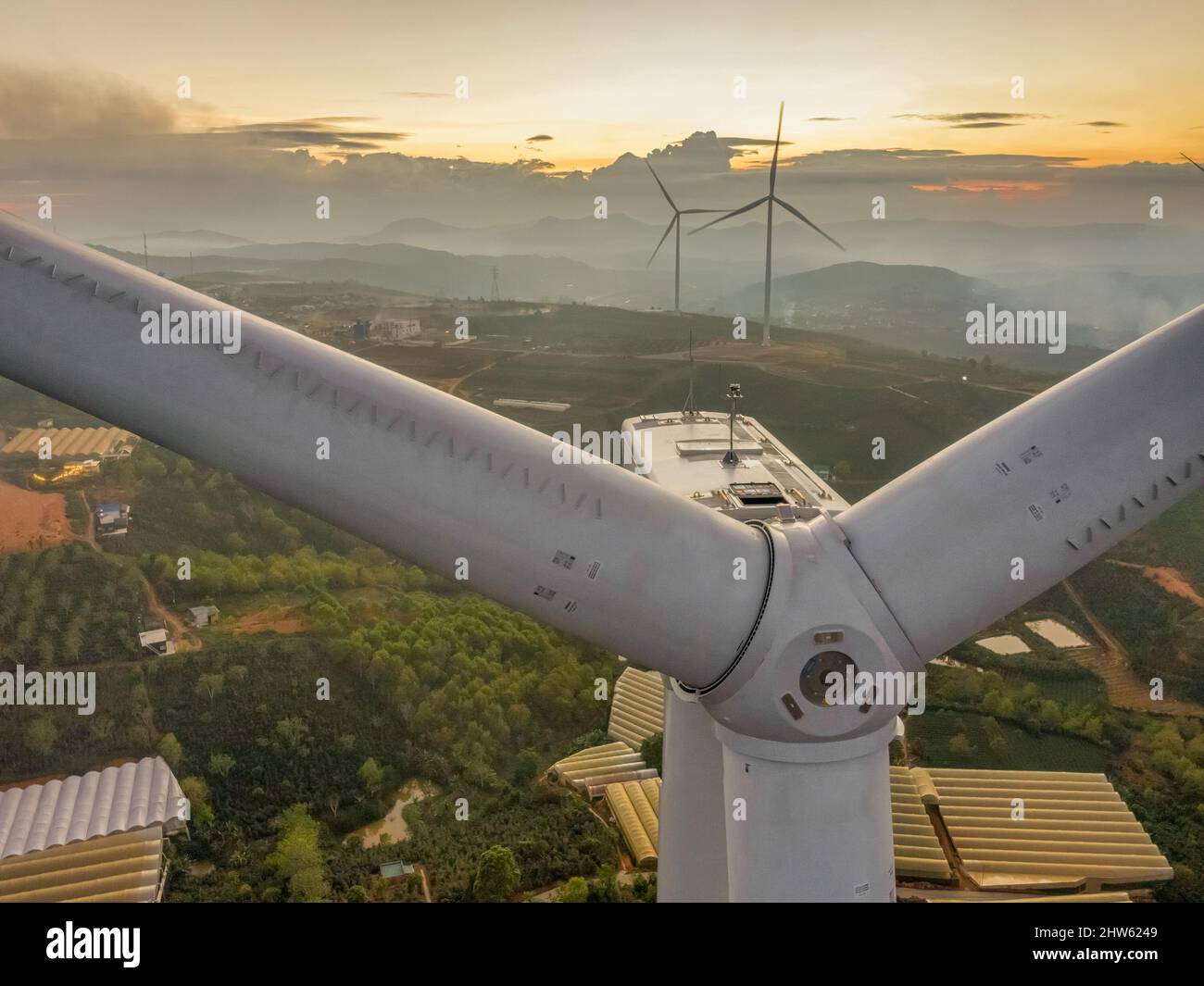 Luftaufnahme von Windmühle oder Windpark im Nebel in CAU DAT Stadt, Da Lat Stadt, Lam Dong, Vietnam Stockfoto