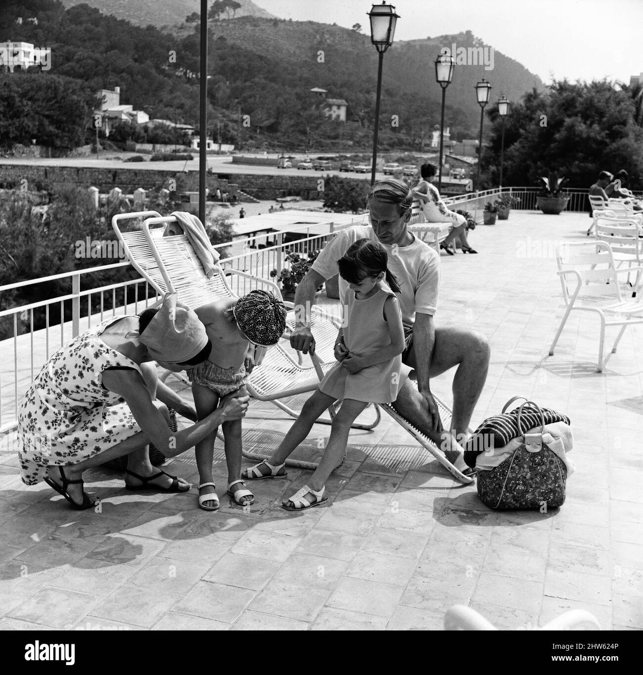 Bobby Charlton im Urlaub in Cala San Vicente, Mallorca mit seiner Frau Norma und den Töchtern Suzanne und Andrea. 12.. Juni 1968. Stockfoto