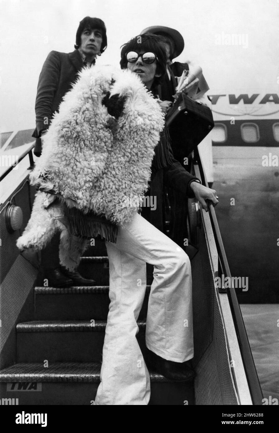 Die Rolling Stones verließen den Flughafen Heathrow, London, und reisten am Donnerstag, dem 12. Januar 1967, nach New York, um auf der Ed Sullivan-Show zu erscheinen. Keith Richards und Bill Wyman im Vollausblick Stockfoto