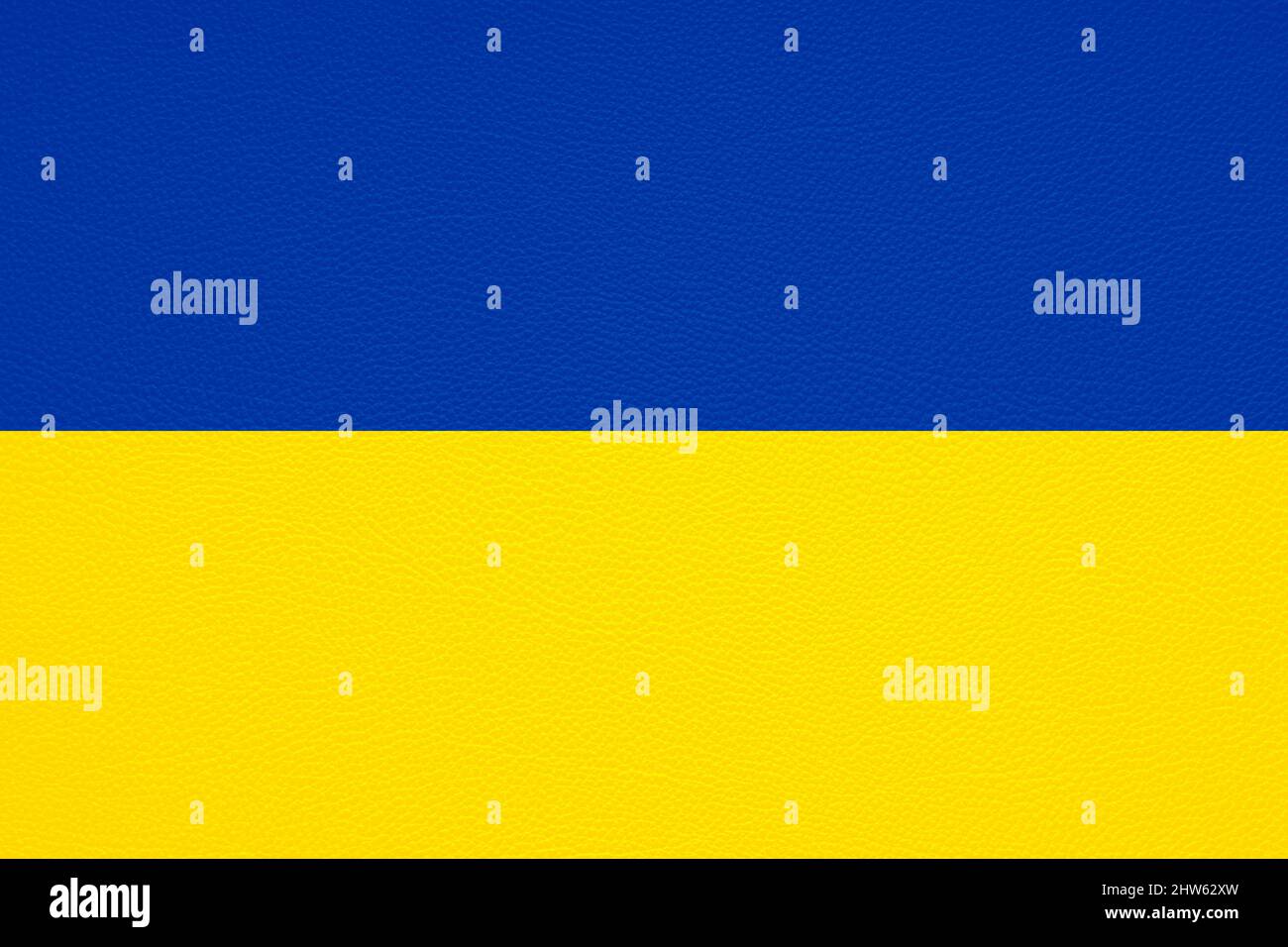 Flagge der ukraine auf Lederstruktur Hintergrund Stockfoto