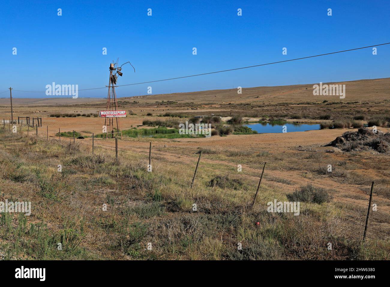 Humorisches Schild bei gebrochener Windpumpe in der Nähe von Peternoster , Westküste, westliche Provinz , Südafrika. Stockfoto