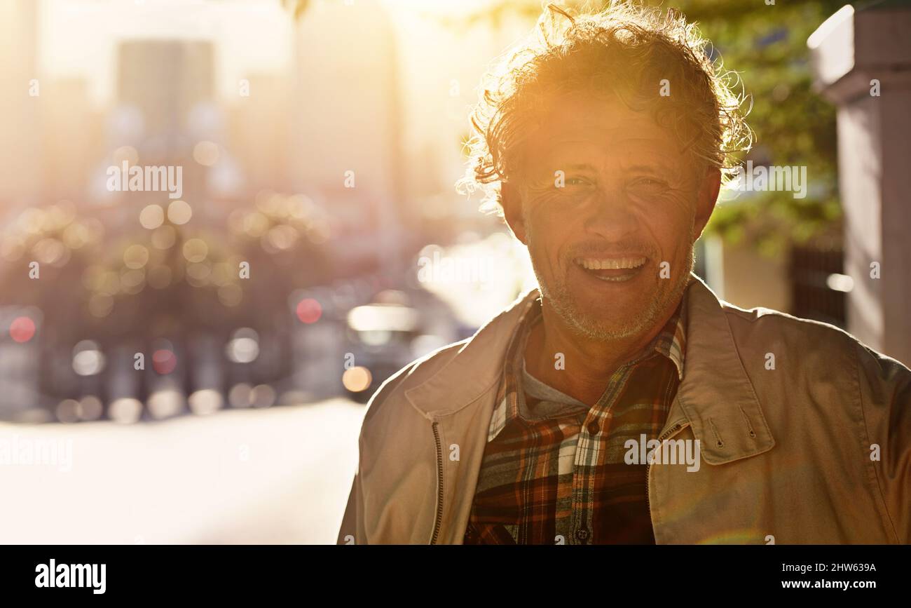 Nichts ist besser als das geschäftige Treiben der Stadt. Porträt eines glücklichen reifen Mannes in der Stadt. Stockfoto