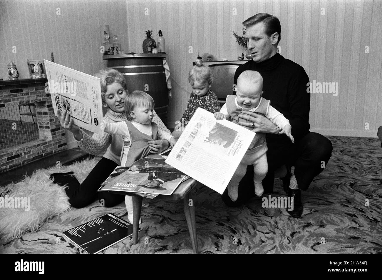 Billy McNeill, Celtic Center Half und Kapitän, 24 Jahre alt, abgebildet in seinem Haus in Cathcart, Glasgow, mit seiner Frau Elizabeth, den zweijährigen Zwillingen Carol und Susan und der dreijährigen Elizabeth. April 1967. Stockfoto