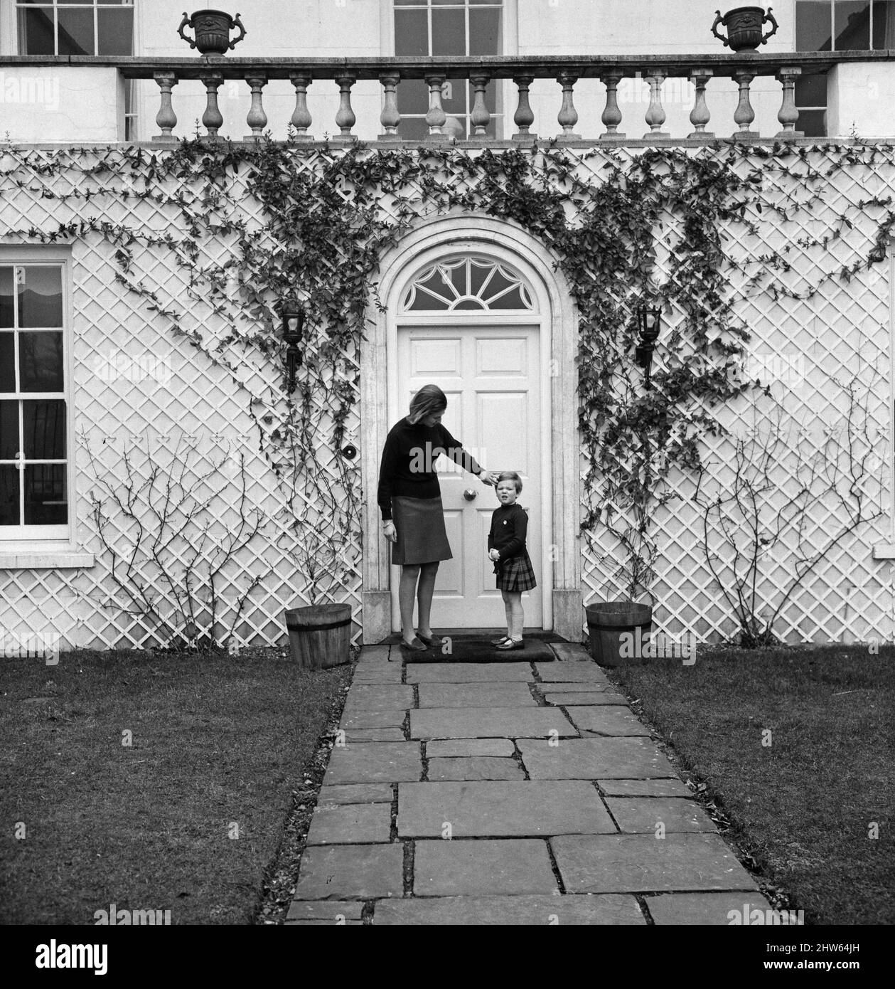 Der heute vier Jahre alte Meister James Ogilvy geht mit Mutter Prinzessin Alexandra im Reetgedeckten Haus in Richmond aus. Auf dem Weg zum Büro besuchte er seinen Vater in seinem Auto. Später hatte er eine Geburtstagsfeier. 29.. Februar 1968. Stockfoto