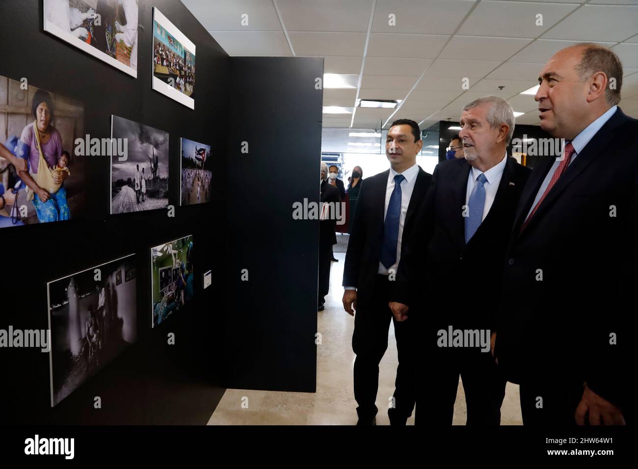 Nicht exklusiv: MEXIKO-STADT, MEXIKO - 3. MÄRZ 2022: Der Botschafter der Republik Kuba in Mexiko, Marcos Rodriguez Costa und der Präsident der Stockfoto