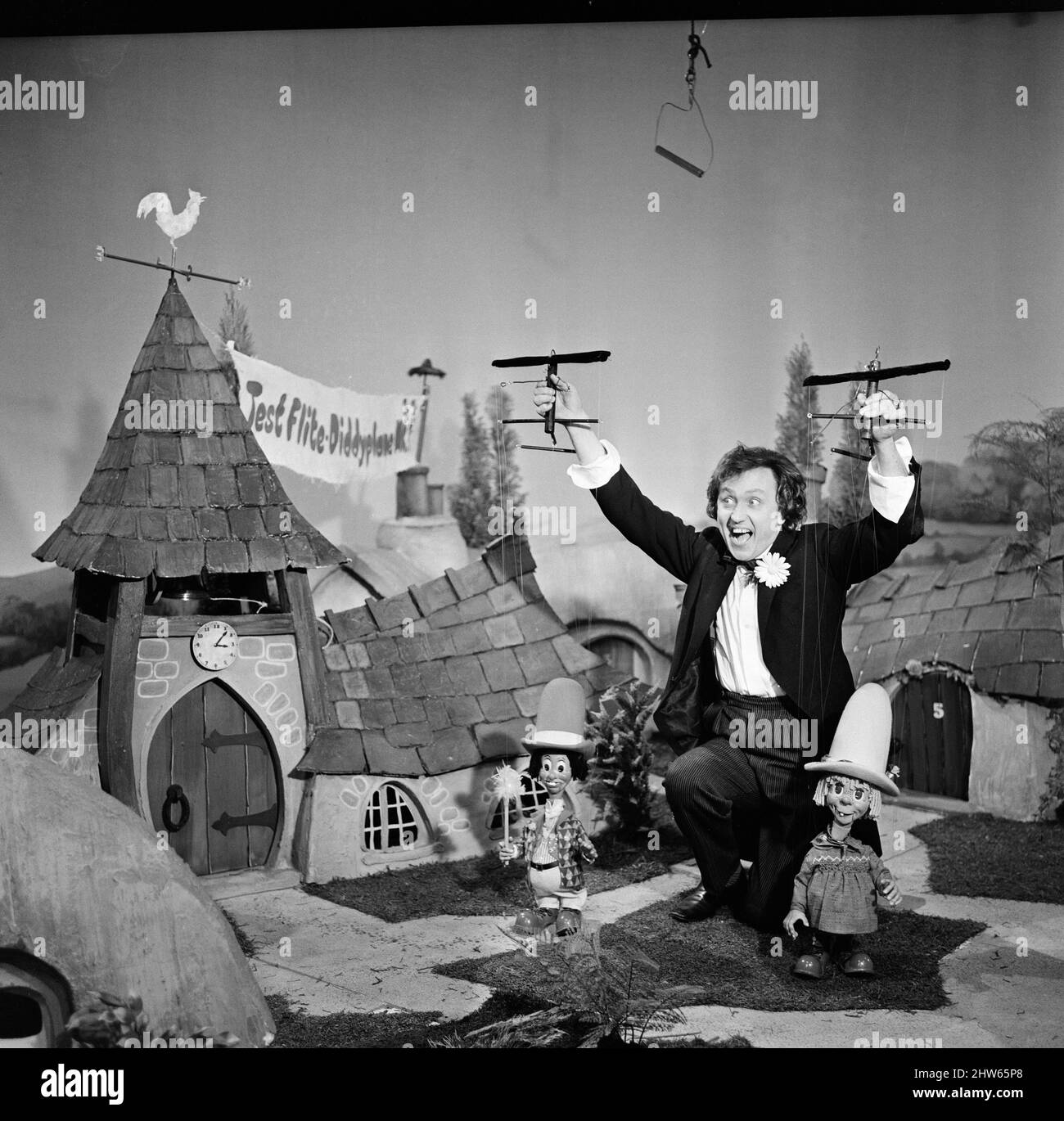 Ken Dodd im Diddy Village mit den Requisiten für seine neue Kindershow für die BBC, aufgenommen in den BBC Dickenson Road Studios. 4.. November 1968. Stockfoto