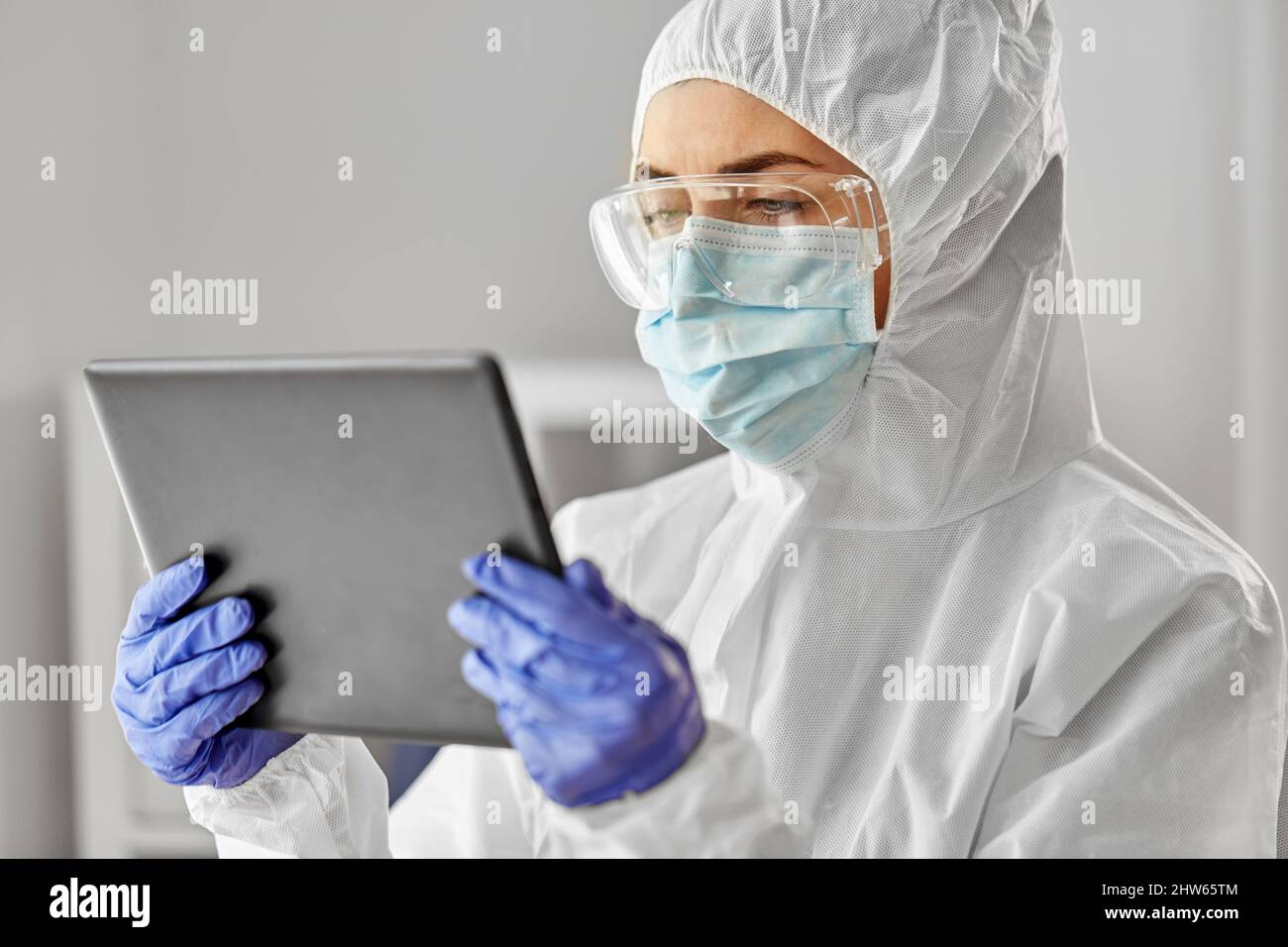 Arzt in Schutzkleidung mit Tablet-Computer Stockfoto