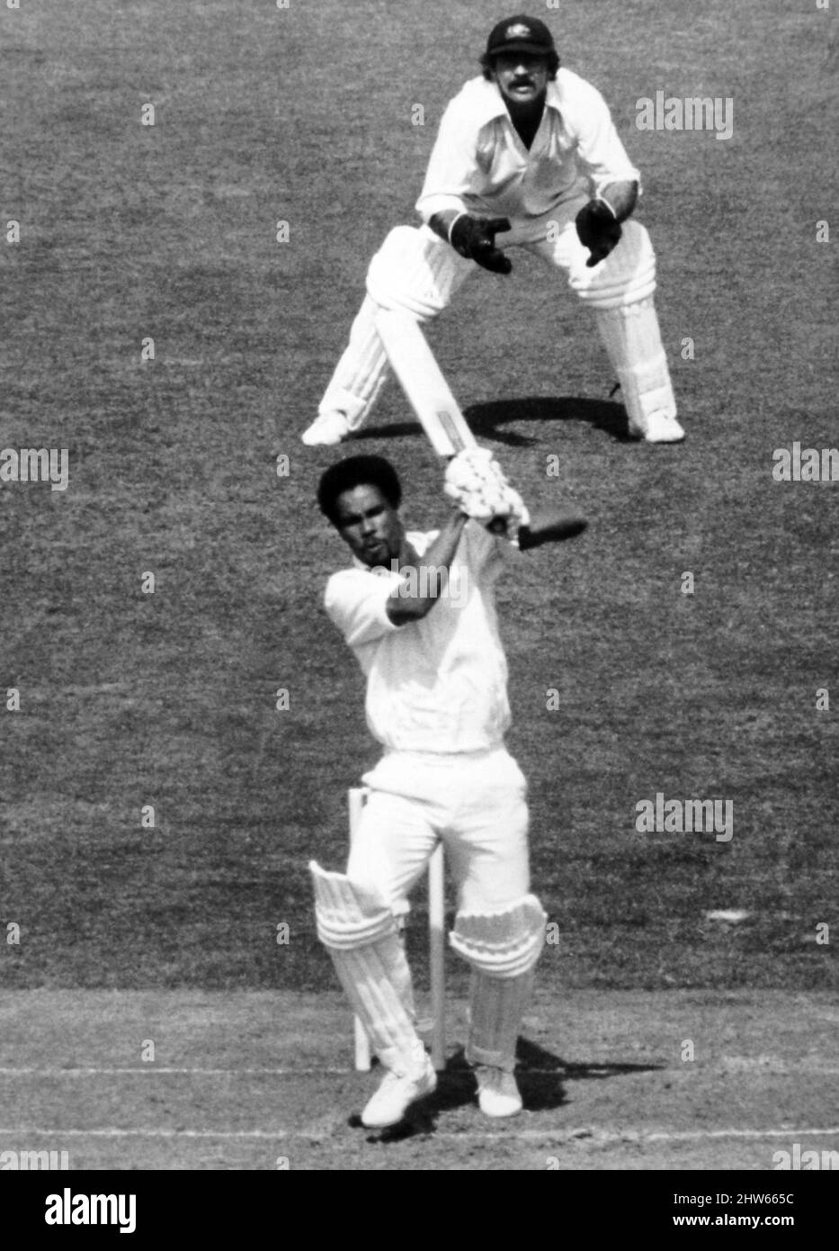 Aktenfoto vom 21-06-1975 des westindischen Batsman Keith Boyce in Aktion, während der australische Wicket-Keeper Rod Marsh aufschaut. Rod Marsh, ehemaliger Wicketkeeper aus Australien und England, ist im Alter von 74 Jahren verstorben. Ausgabedatum: Freitag, 4. März 2022. Stockfoto