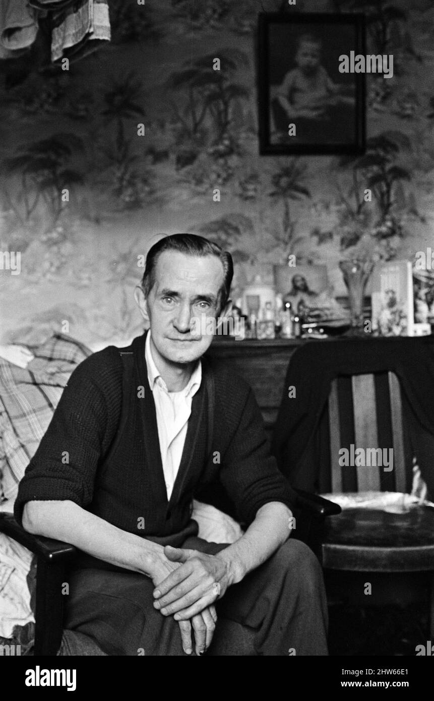 Herr William Good, der Koch auf dem „Kingston Peridot“-Trawler, ist in seinem Haus in der Edgecombe Street, Hull, sicher und gesund. Mr Good wurde krank gemacht, in Reykjavik vom Boot genommen und per Flugzeug nach Hause zurückgebracht. Er rutschte aus und fiel bei rauem Wetter an Bord des Trawlers. Es war ein Schlupf, der ihm wahrscheinlich das Leben rettete. Er hatte so große Schmerzen, dass Skipper Roy Wilson vom „Kingston Peridot“ beschloss, ihn ins Krankenhaus zu bringen. Er wurde in Reykjavik für eine Röntgenaufnahme an Land gebracht. Die Nachricht vom Verlust des „Kingston Peridot“ wurde am 30.. Januar in Hull empfangen. 31.. Januar 1968. Stockfoto