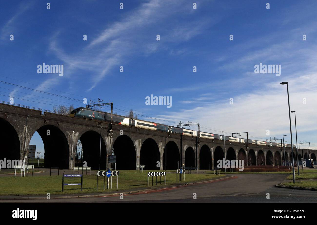 Avanti West Coast Pendolino 390045 kreuzt das Dutton Viadukt in Widnes. Der Zug ist die 10,07 von London Euston nach Liverpool Lime Street. Stockfoto