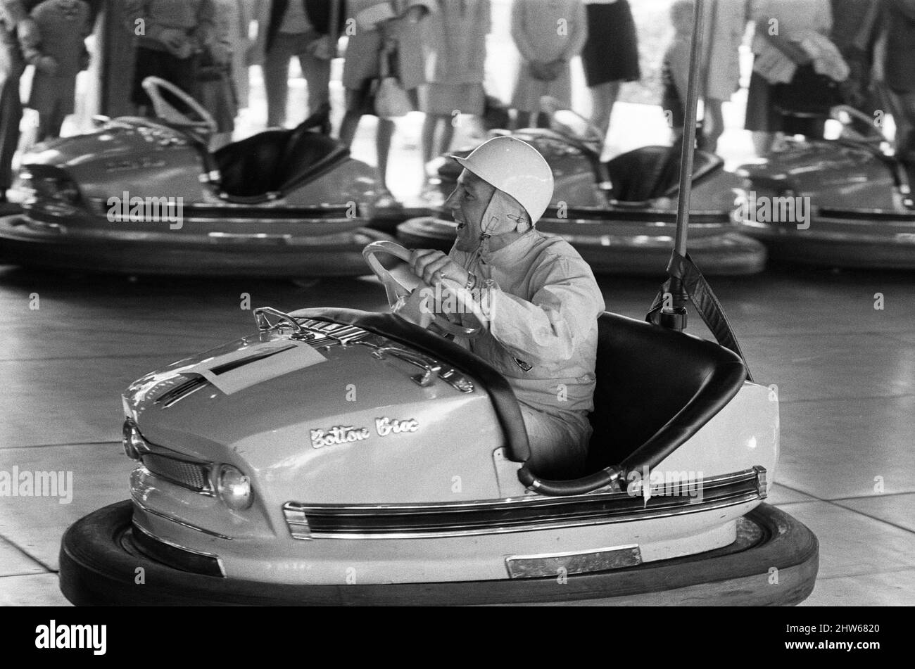 Weltmeister auf den DodGems. In einer neuen Fernsehshow mit dem Titel „Nice Time“ in Granada werden die Grand Prix-Piloten Stirling Moss (im Bild), John Surtees und Denny Hume auftreten. Diese Ausgabe wurde auf der Battersea Fun Fair auf den Dodgem Cars gedreht, wo ein Mini-Grand-Prix stattfand. 30.. Juli 1968. Stockfoto