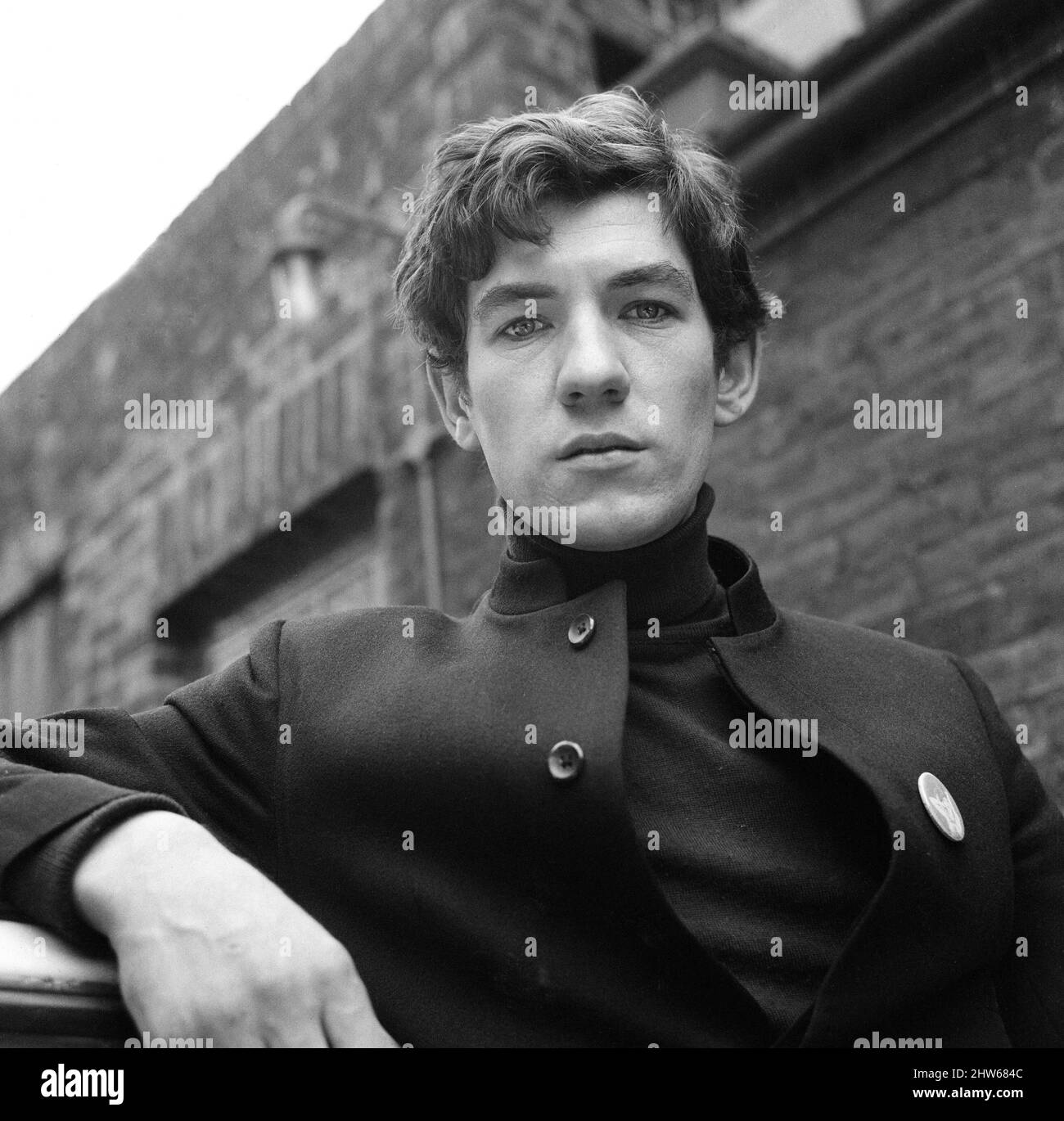 Ian McKellen, Schauspieler, bei der Probe im Jahr 1968. Ian liest das Drehbuch für das Noel Coward-Stück Hay Fever. Hay Fever wurde im August 1968 auf der BBC ausgestrahlt, wobei Ian McKellen die Rolle von Simon Bliss spielte. Die Produktion spielte auch mit Richard Briers, Anna Massey und Celia Johnson. Bild aufgenommen am 5.. März 1968 Stockfoto