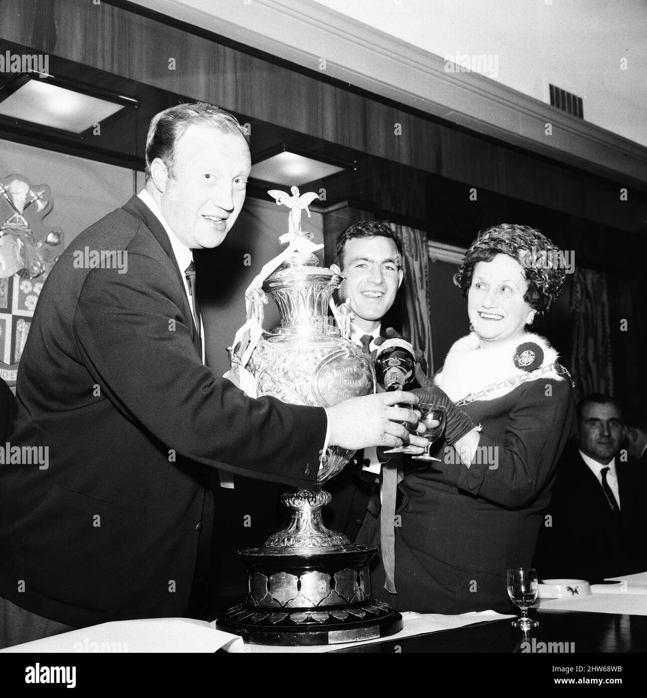Featherstone Rovers Rugby League Team Siegesparade nach dem Gewinn des Challenge Cup im Mai 1967, Featherstone, West Yorkshire, England. Rovers besiegte Barrow im Finale, wo eine Gruppe von 77.000 Zuschauern einen damaligen Rekord von ¿54.435 bezahlte, um das Spiel zu sehen. Rovers gewann das Spiel mit 17:12. Stockfoto