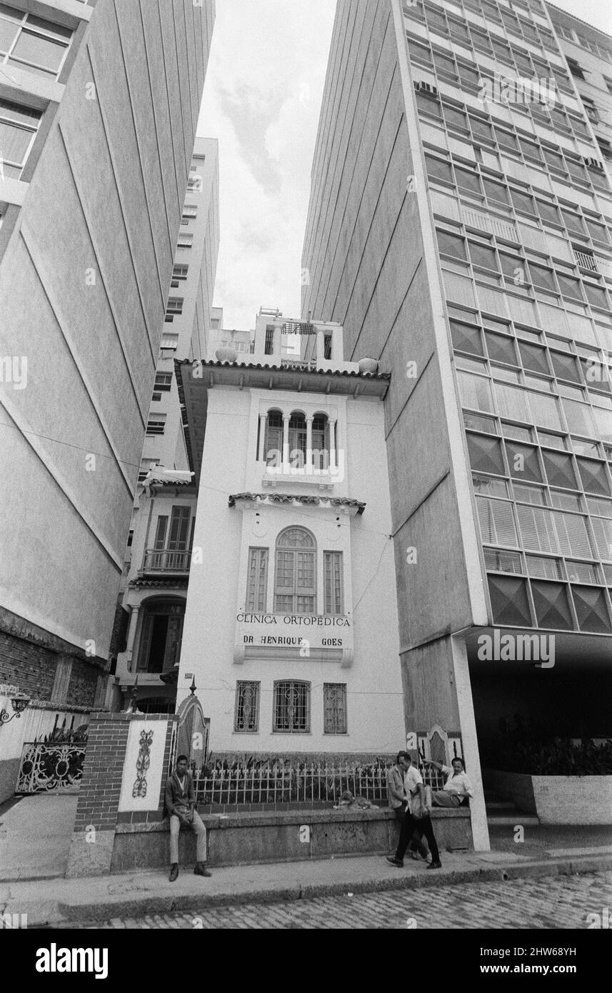 Straßenszenen, Rio de Janeiro, Brasilien, 24.. Oktober 1968. Unser Bild zeigt ... Old and New, Clinica Ortopedica, Dr. Henrique Goes, eingeklemmt zwischen zwei modernen Gebäuden. Stockfoto
