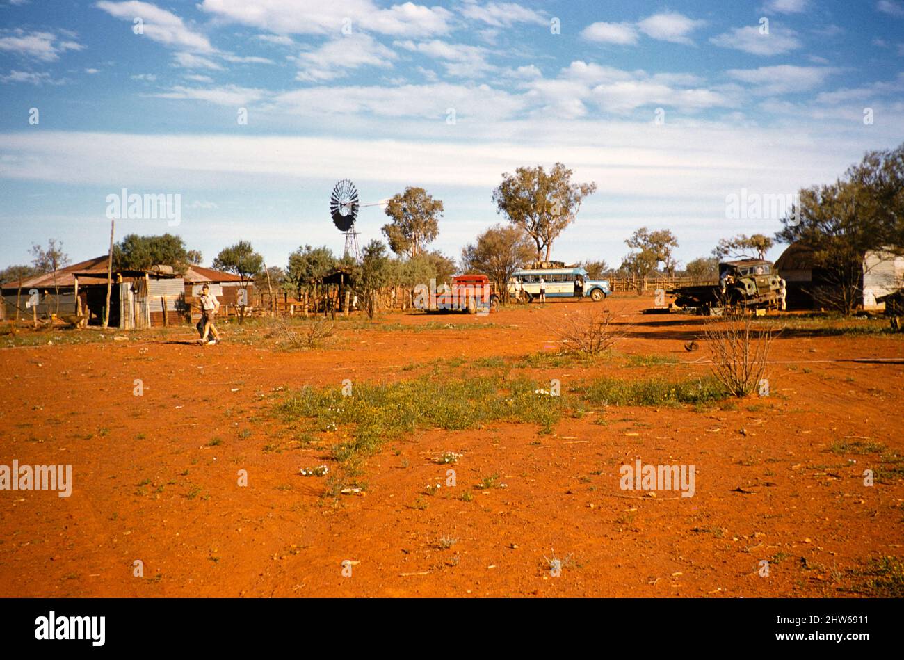 Melbourne Grammar School Expedition, Northern Territory, Australien im Jahr 1956 dachte der Len Tuit Tourbus an der Angus Downs Rinderstation Stockfoto