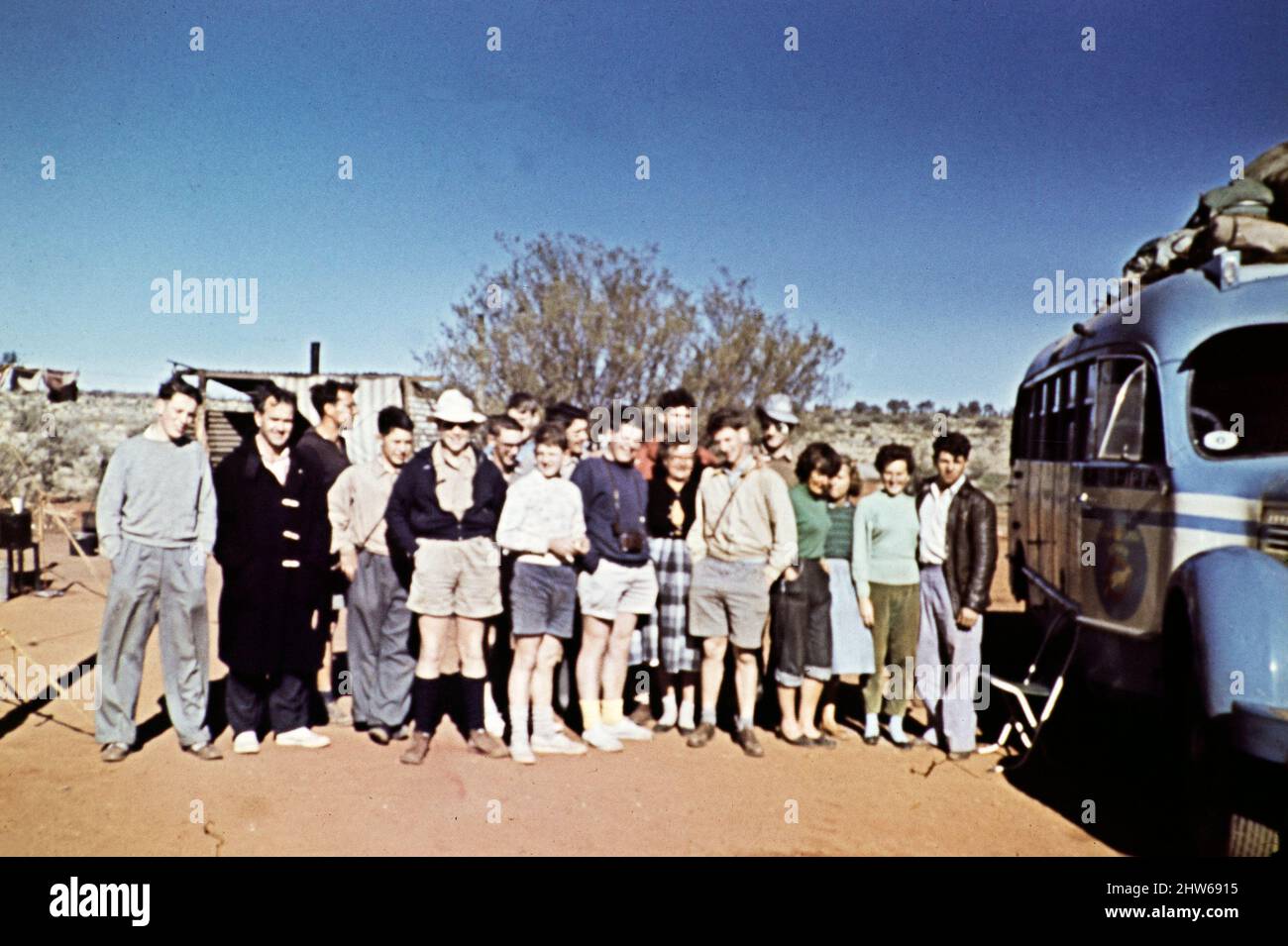 Melbourne Grammar School Expedition, Northern Territory, Australien in 1956group von Touristen mit Len Tuit Tour Bus Curtin Springs Rinderstation Stockfoto