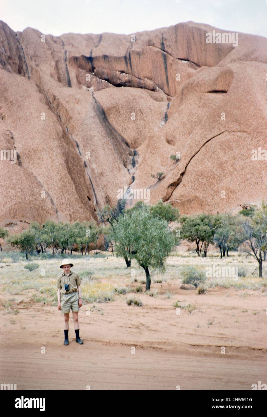 Melbourne Grammar School Expedition, Northern Territory, Australien im Jahr 1956 Junge in Ayers Rock, Uluru Stockfoto