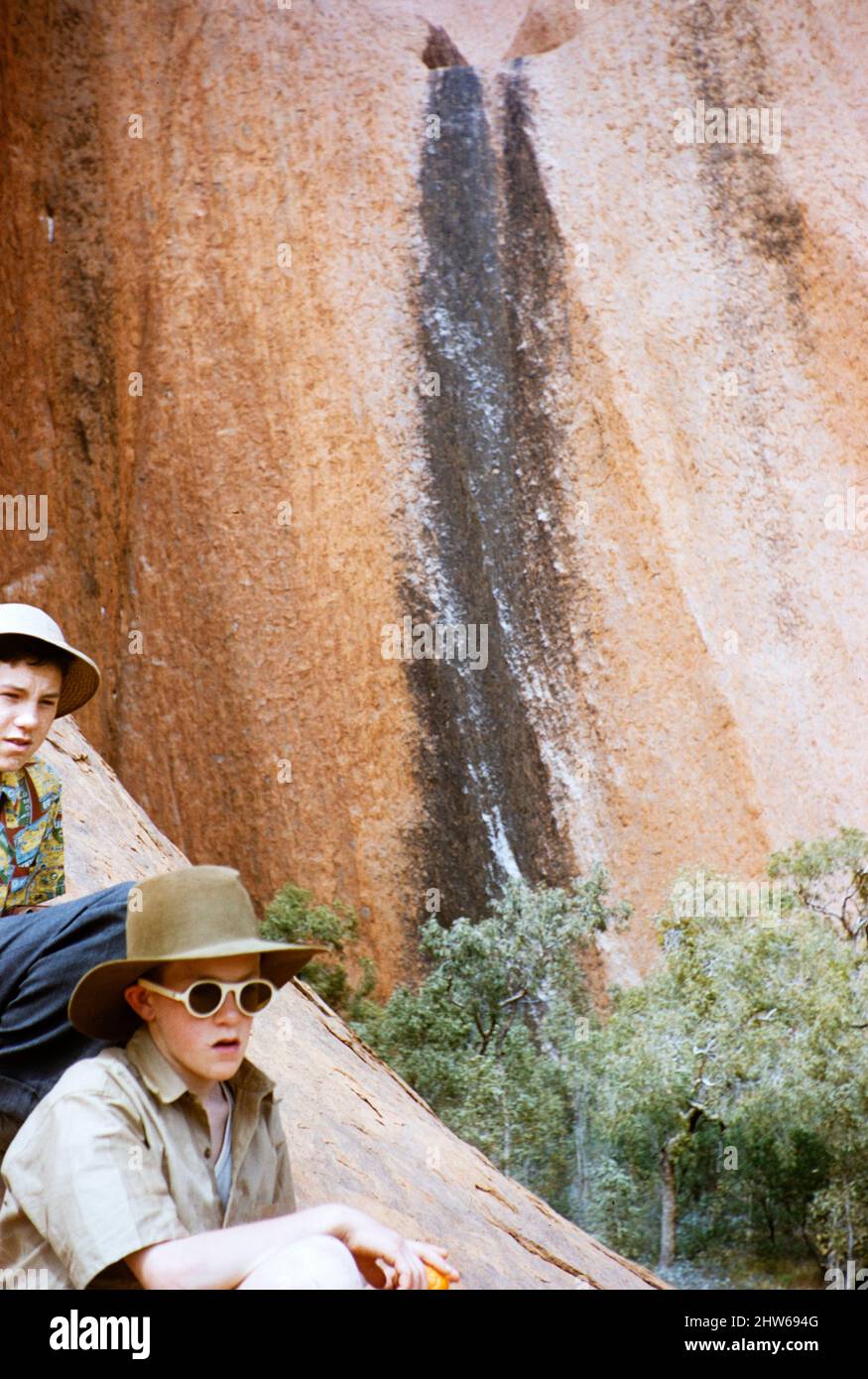 Melbourne Grammar School Expedition, Northern Territory, Australien in 1956 Jungen am Wasserfall am Ayers Rock, Uluru Stockfoto