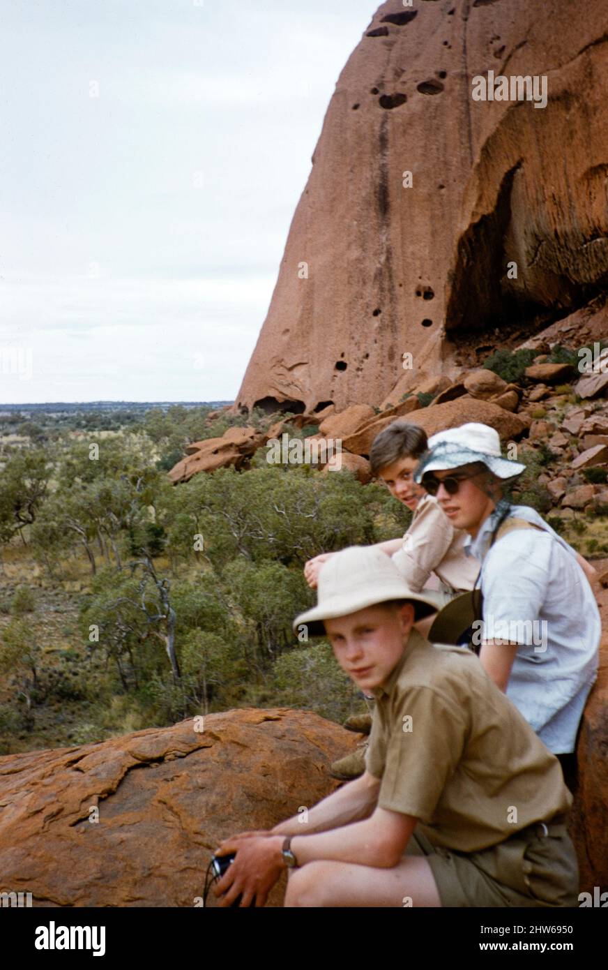 Melbourne Grammar School Expedition, Northern Territory, Australien in 1956 Jungen am Ayers Rock, Uluru Stockfoto