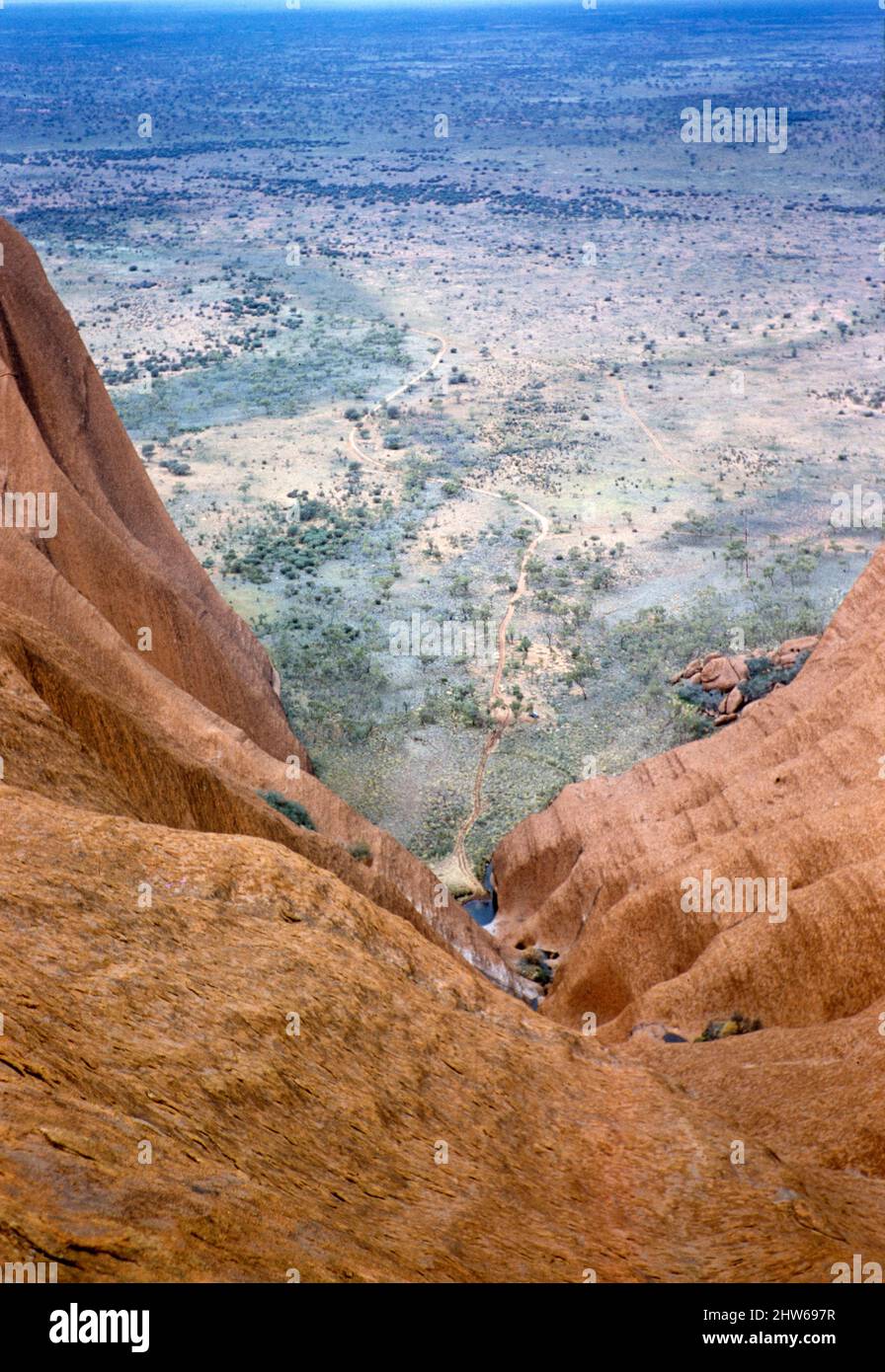 Melbourne Grammar School Expedition, Northern Territory, Australien im Jahr 1956 Blick auf erodierte Wasserfall-Schlucht zu landen unten Stockfoto
