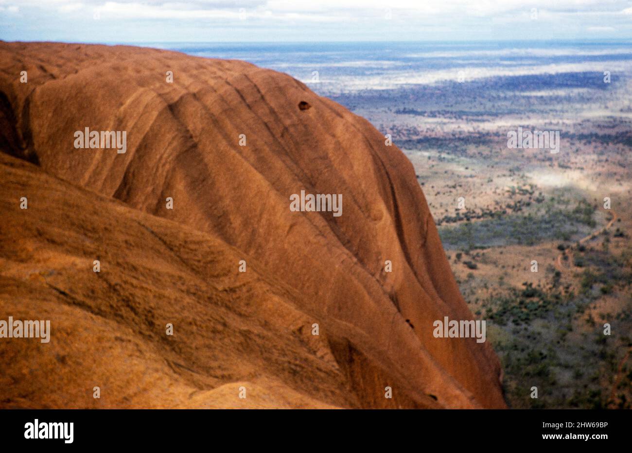 Melbourne Grammar School Expedition, Northern Territory, Australien in 1956 felsige Oberfläche des Ayers Rock, Blick auf den Uluru darüber hinaus - außer Fokus Stockfoto