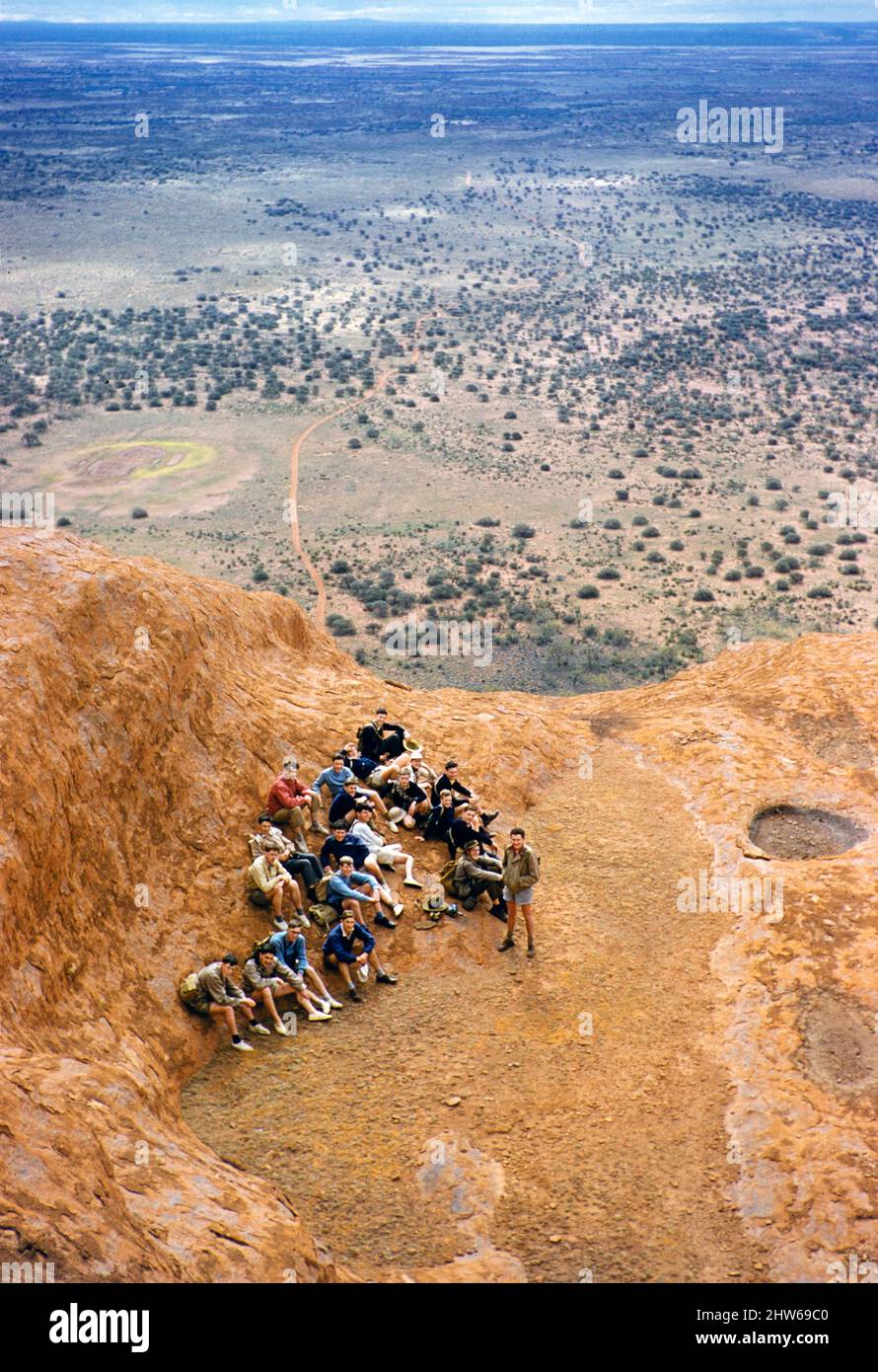Melbourne Grammar School Expedition, Northern Territory, Australien im Jahr 1956 - Gruppe auf dem Ayers Rock, Uluru Stockfoto