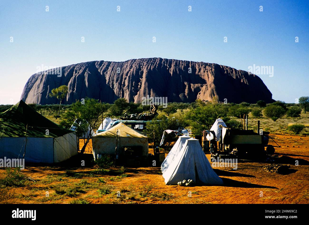 Melbourne Grammar School Expedition, Northern Territory, Australien in 1956 Campingplatz am Ayers Rock, Uluru Stockfoto