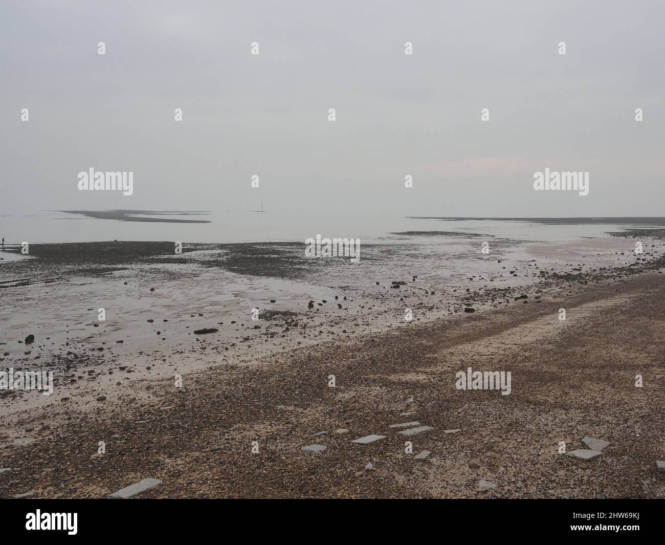 Sheerness, Kent, Großbritannien. 4. März 2022. UK Wetter: Ein nebliger nebliger Morgen und eine extrem niedrige Flut in Sheerness, Kent. Kredit: James Bell/Alamy Live Nachrichten Stockfoto