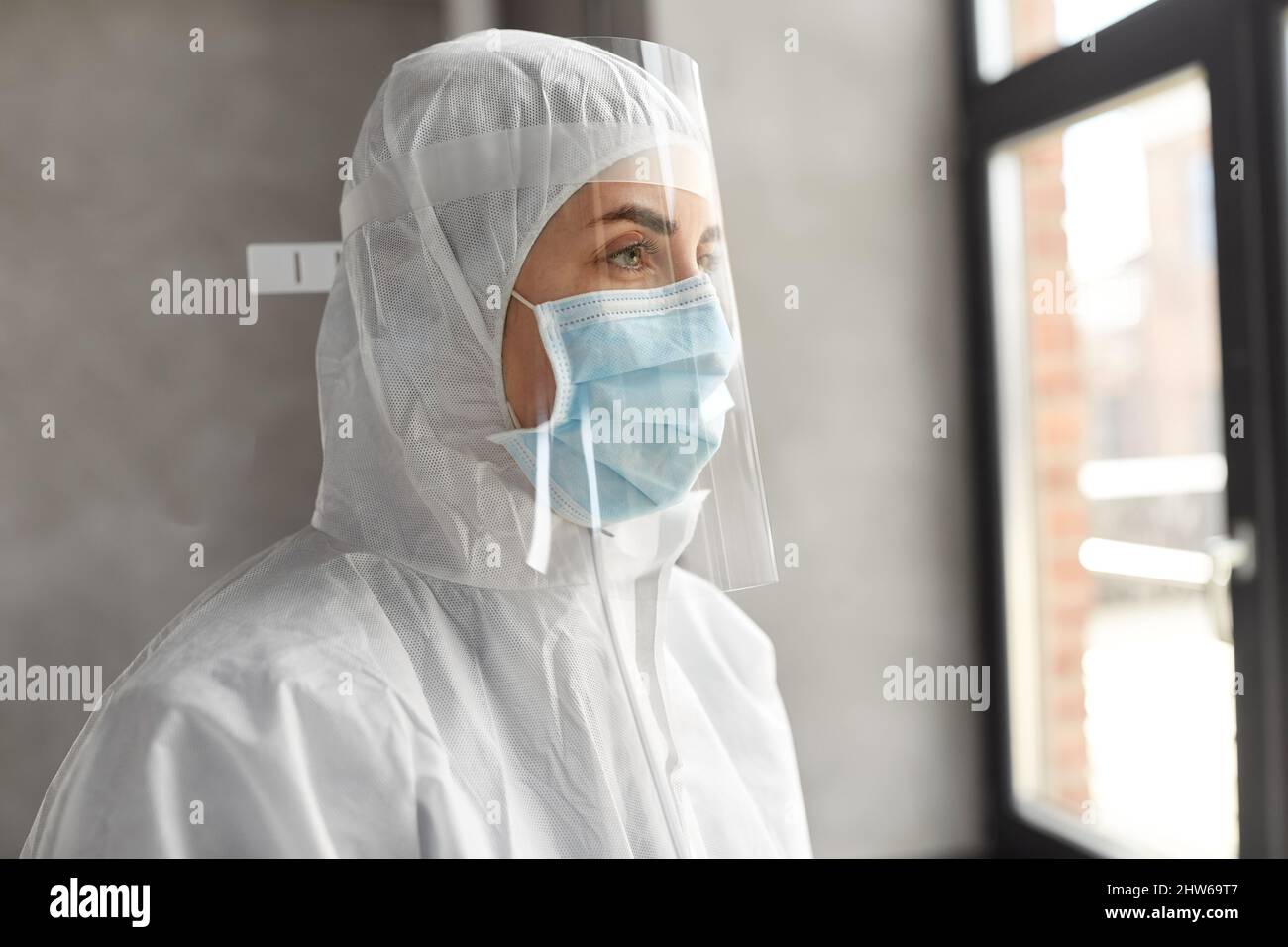 Arzt in Schutzkleidung, Maske und Gesichtsschutz Stockfoto