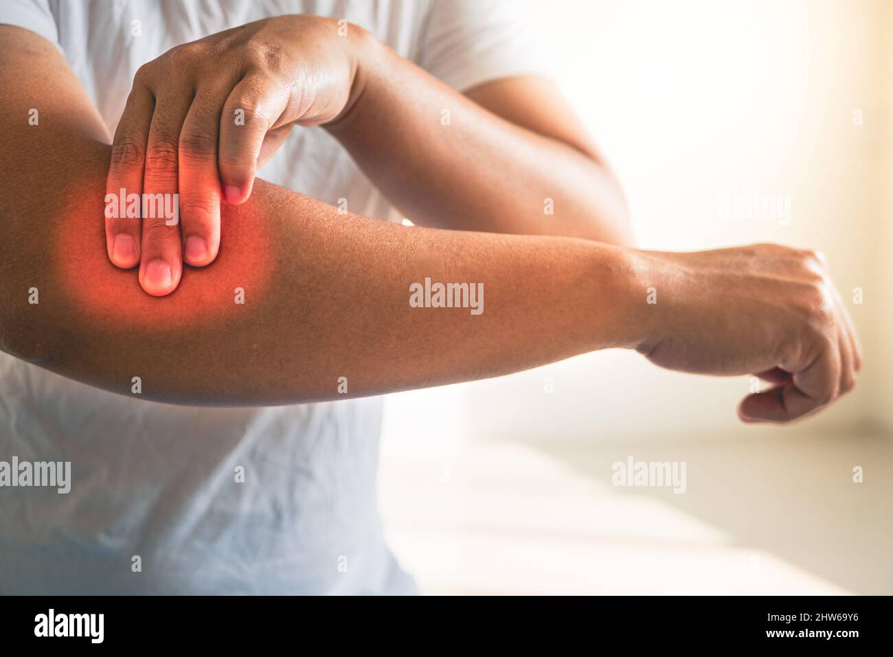 Tennis Ellenbogen Konzept. Der Mann massiert seinen Arm mit den Fingern. Wissen im Gesundheitswesen. Mittlere Nahaufnahme. Stockfoto