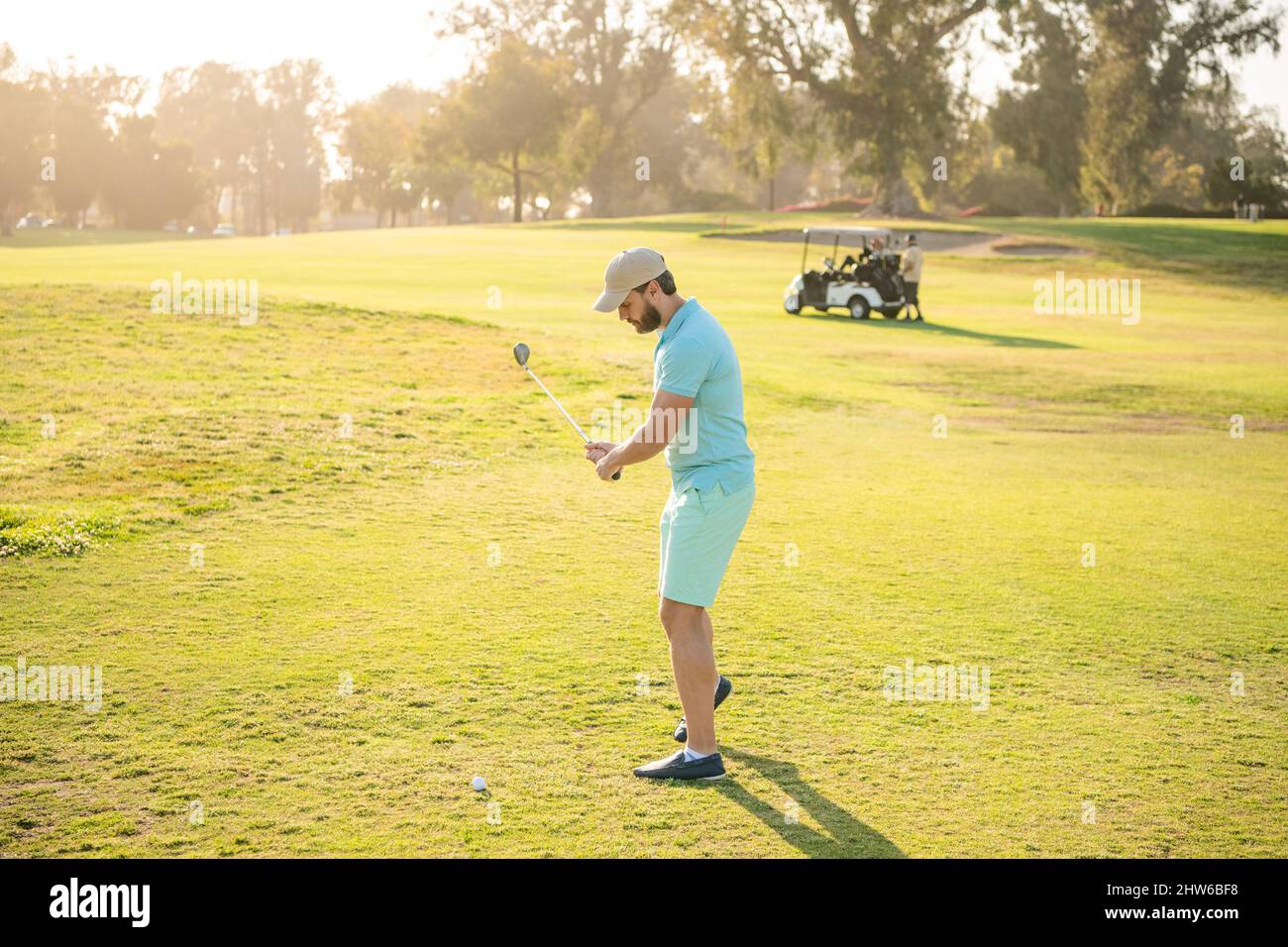 Professioneller Outdoor-Sport. Männlicher Golfspieler auf professionellem Golfplatz. Stockfoto