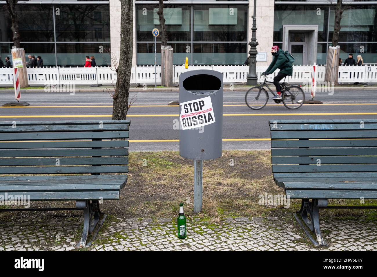 26.02.2022, Berlin, Deutschland, Europa - Aufkleber mit dem Slogan Stop Russia ist zwischen zwei Bänken vor der russischen Botschaft an einen Mülleimer geklebt. Stockfoto