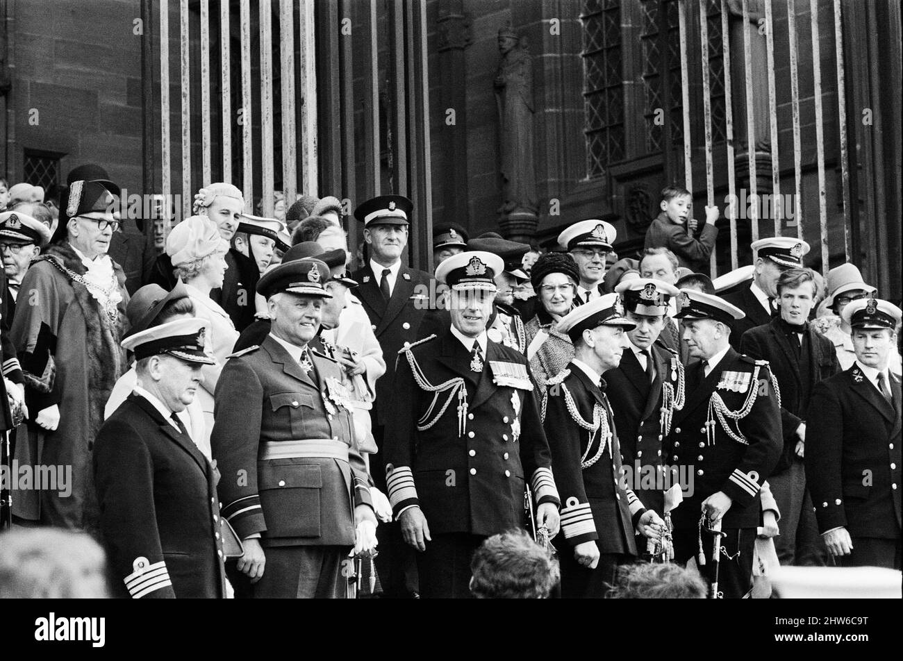 Gottesdienst in der Kathedrale von Liverpool zum 25.. Jahrestag der Atlantikschlacht. Der Admiral der Flotte, Earl Mountbatten, grüßt auf den Stufen der anglikanischen Kathedrale. Das Hauptquartier der Schlacht am Atlantik befand sich während des Zweiten Weltkriegs in Liverpool. 5. Mai 1968. Stockfoto