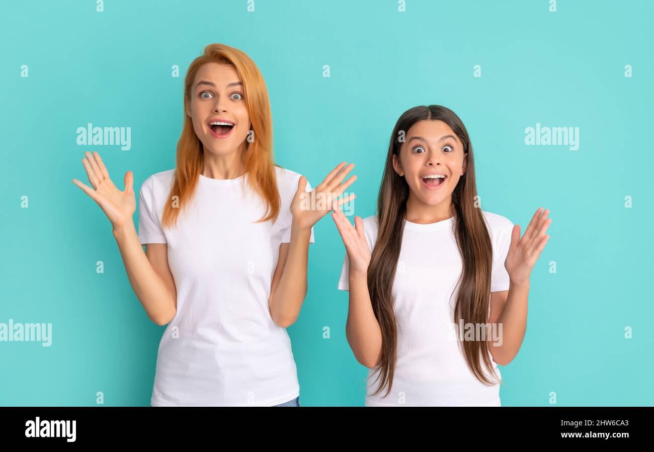 Überrascht Mutter und Teenager-Mädchen mit geraden Haaren in weißen Hemden, Überraschung Stockfoto