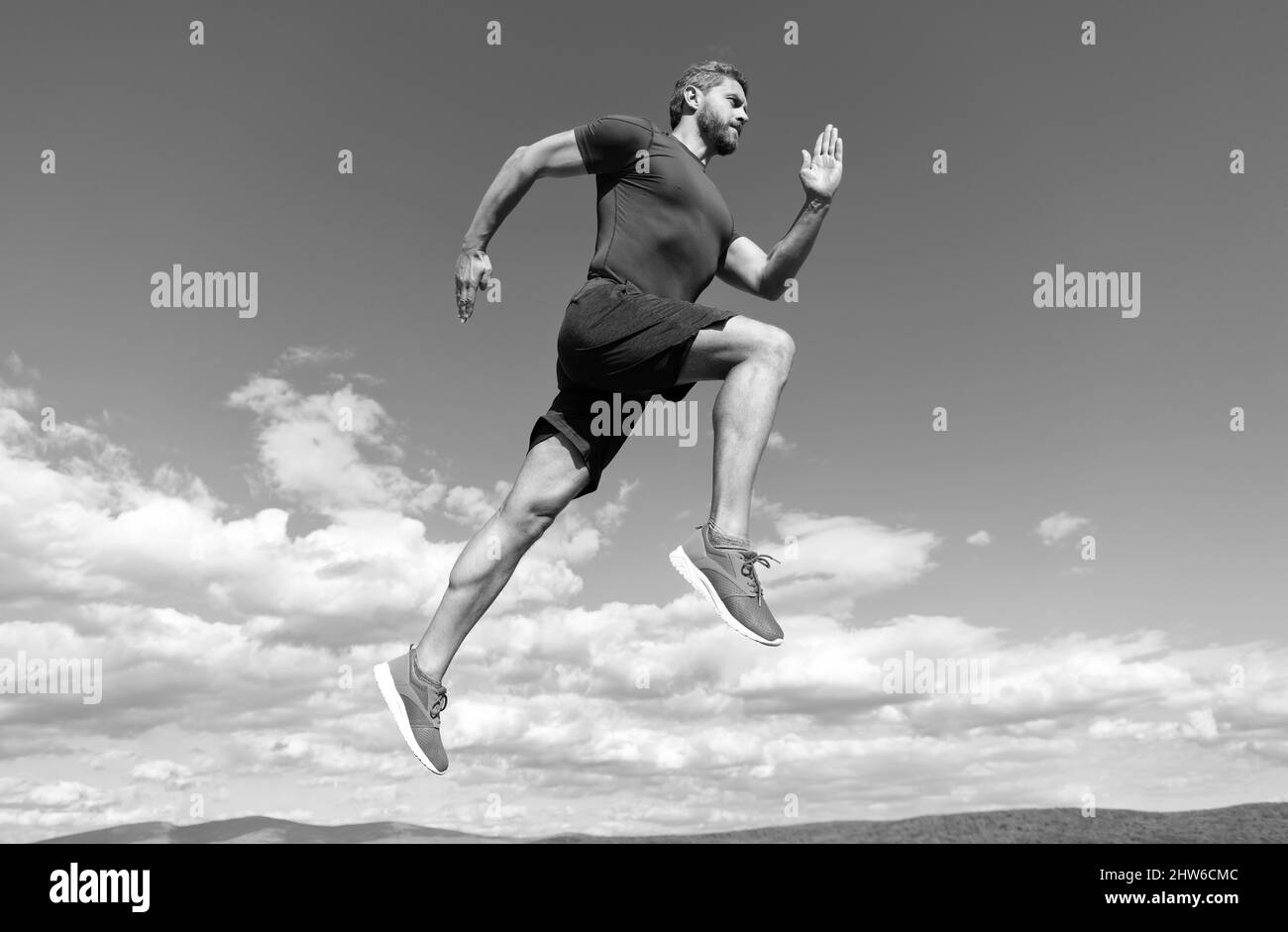 Mann Läufer auf Himmel Hintergrund. Herausforderung und Wettbewerb. marathon-Geschwindigkeit. Stockfoto