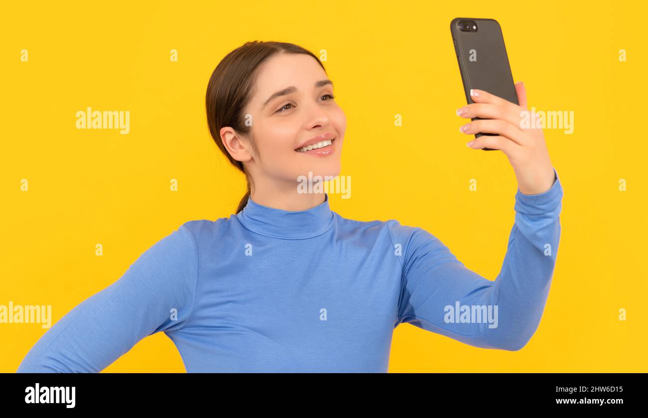 Glückliche Dame macht Selfie-Foto auf dem Smartphone, Kommunikation Stockfoto