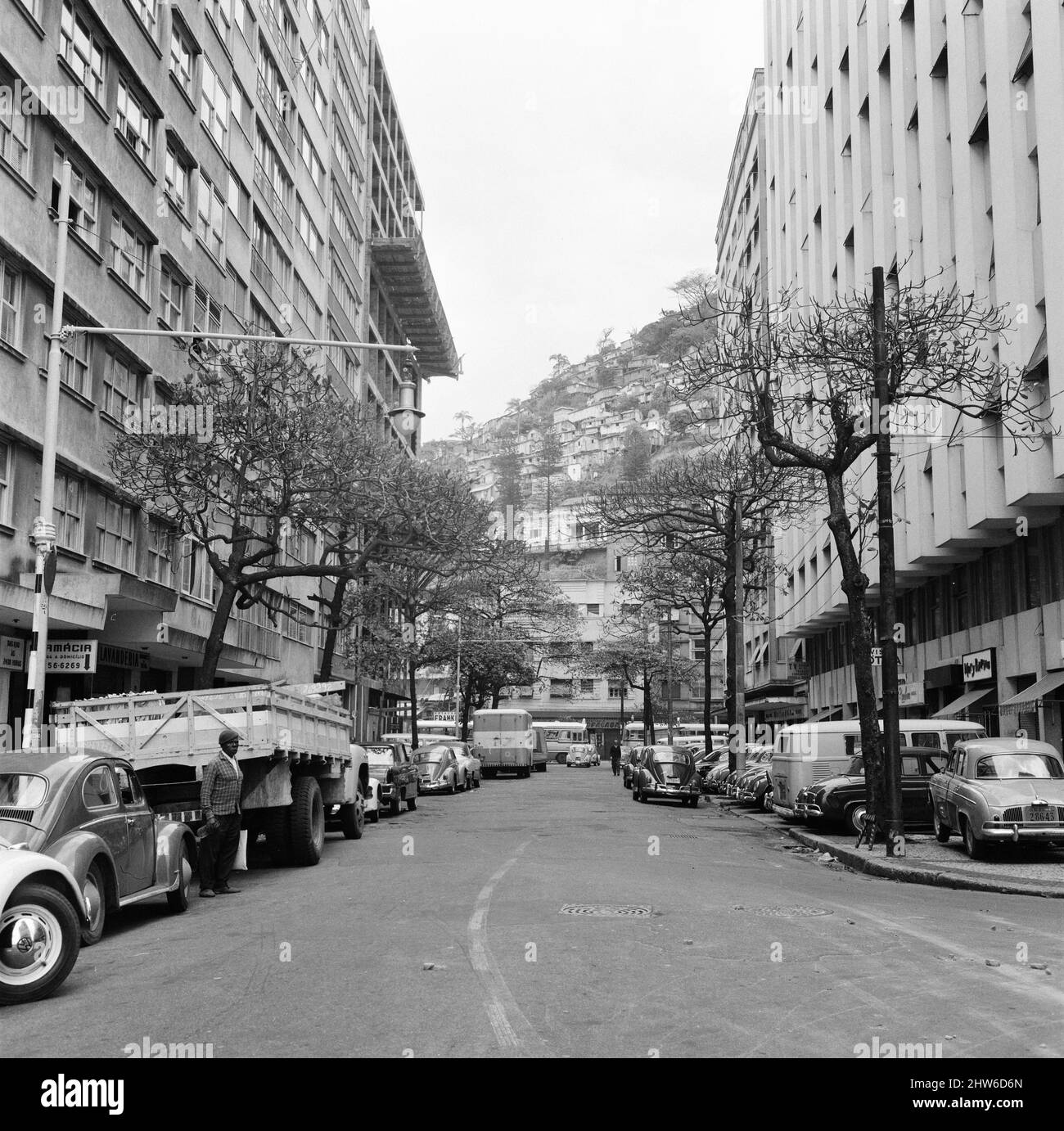 Codaba Beach Road, eingeklemmt zwischen zwei Wolkenkratzern, Rio de Janeiro, Brasilien, 24.. Oktober 1968. Stockfoto