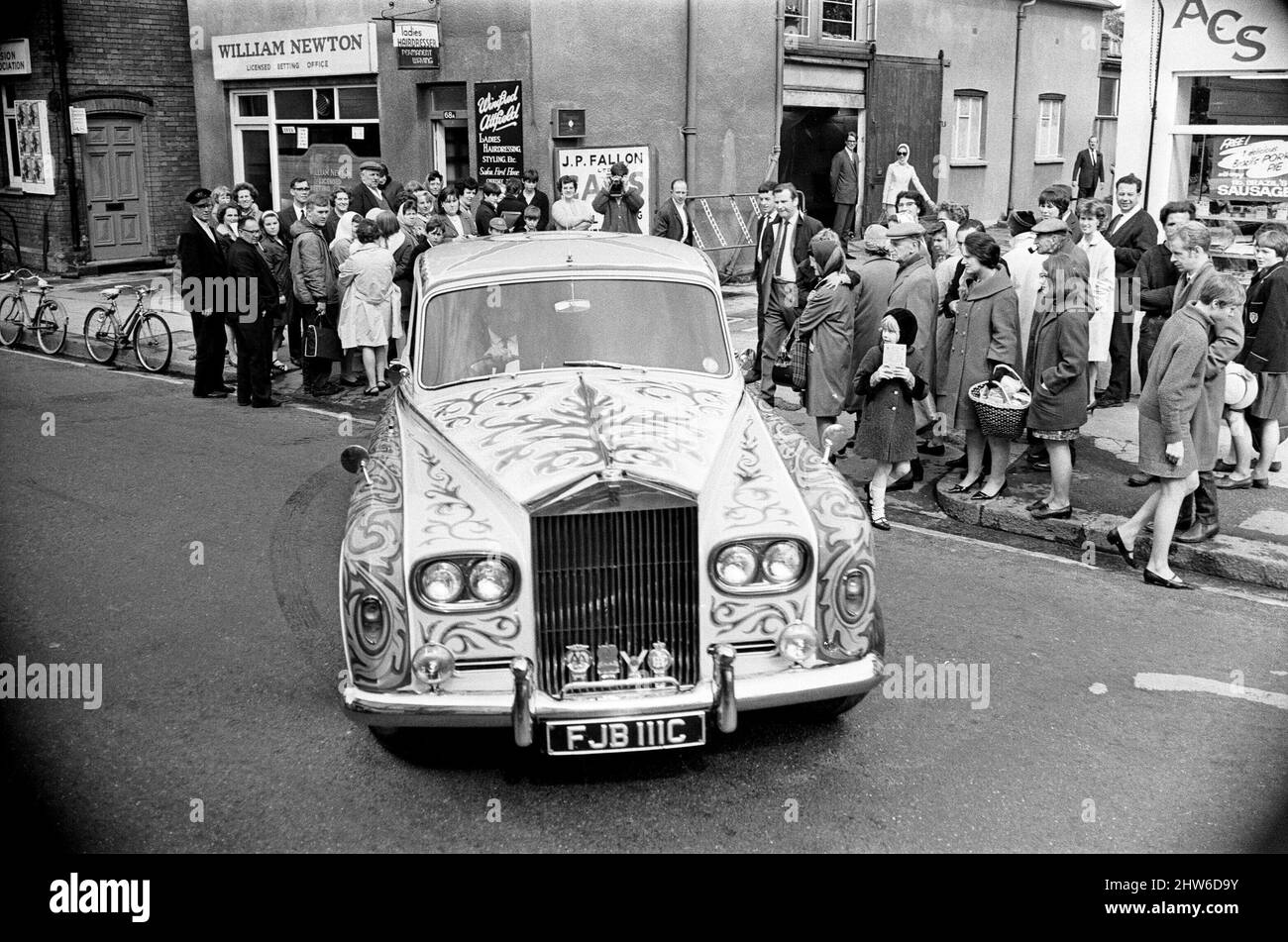 John Lennons refurbished Rolls, eine ¿6.000 1965 Phantom V, ist jetzt ein kreischender Gelb, mit Tierkreiszeichen-Schwein auf dem Dach und Rollen und Blumen in einem Kaleidoskop von Farben überall, die an Johns Haus geliefert werden, die Lackierung wurde von James Fallon erledigt, Das Unternehmen der WHO führte die Operation ¿1.000 in Chertsey, Surrey, durch. Bild aufgenommen am Donnerstag, 25.. Mai 1967. Stockfoto