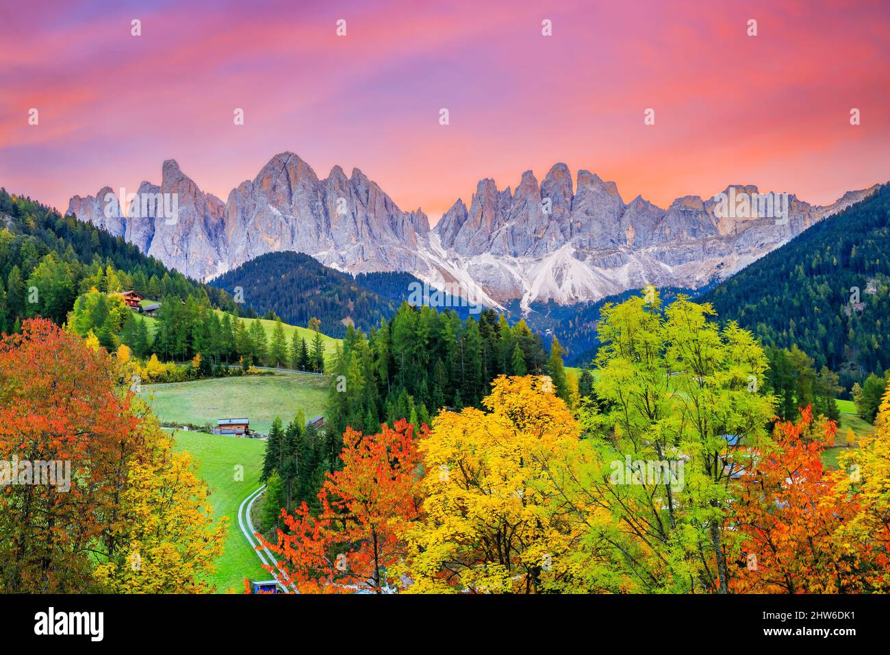 Val di Funes, Dolomiten, Italien. Santa Maddalena Dorf vor der Geisler Berggruppe. Stockfoto