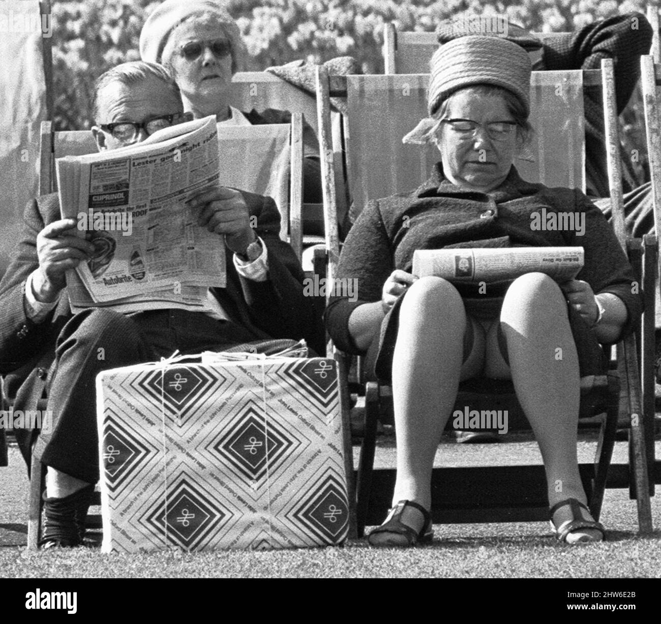 Rentner, die die Zeitung lesen, während sie die Nachmittagssonne in den Embankment Gardens genießen 3.. Juni 1968 Stockfoto