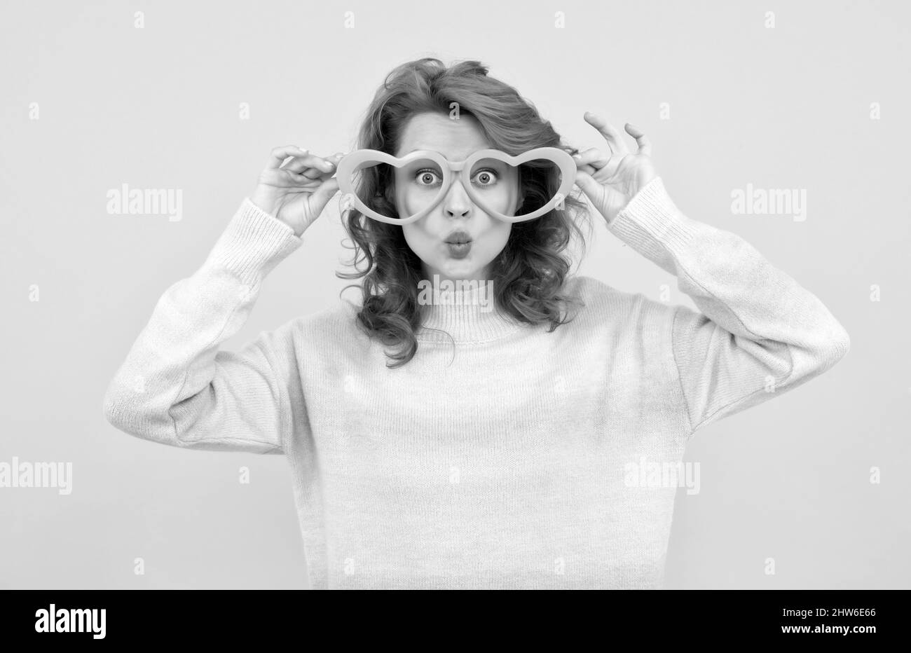 Glücklich Rotschopf Mädchen tragen lustige Party-Brille auf gelbem Hintergrund, Partei Stockfoto