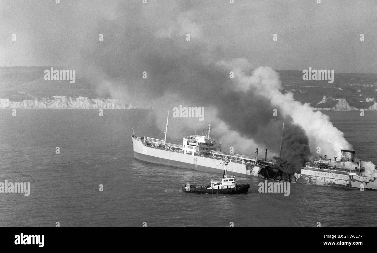 Lodernder Tanker angers Town. Feuerwehrleute, die auf einem Schlepper stationiert sind, kämpfen an Bord des Tankers Sitakund vor Eastbourne gegen den Brand. Der 15.500 Tonnen schwere norwegische Tanker brannte im Ärmelkanal und wurde vor Beachy Head, weniger als eine Meile von Eastbourne, Sussex, entfernt, auf Grund geschunden. In der Stadt gab es große Bedenken wegen der Angst vor einer weiteren Explosion an Bord des brennenden Tankers. 21.. Oktober 1968 Stockfoto